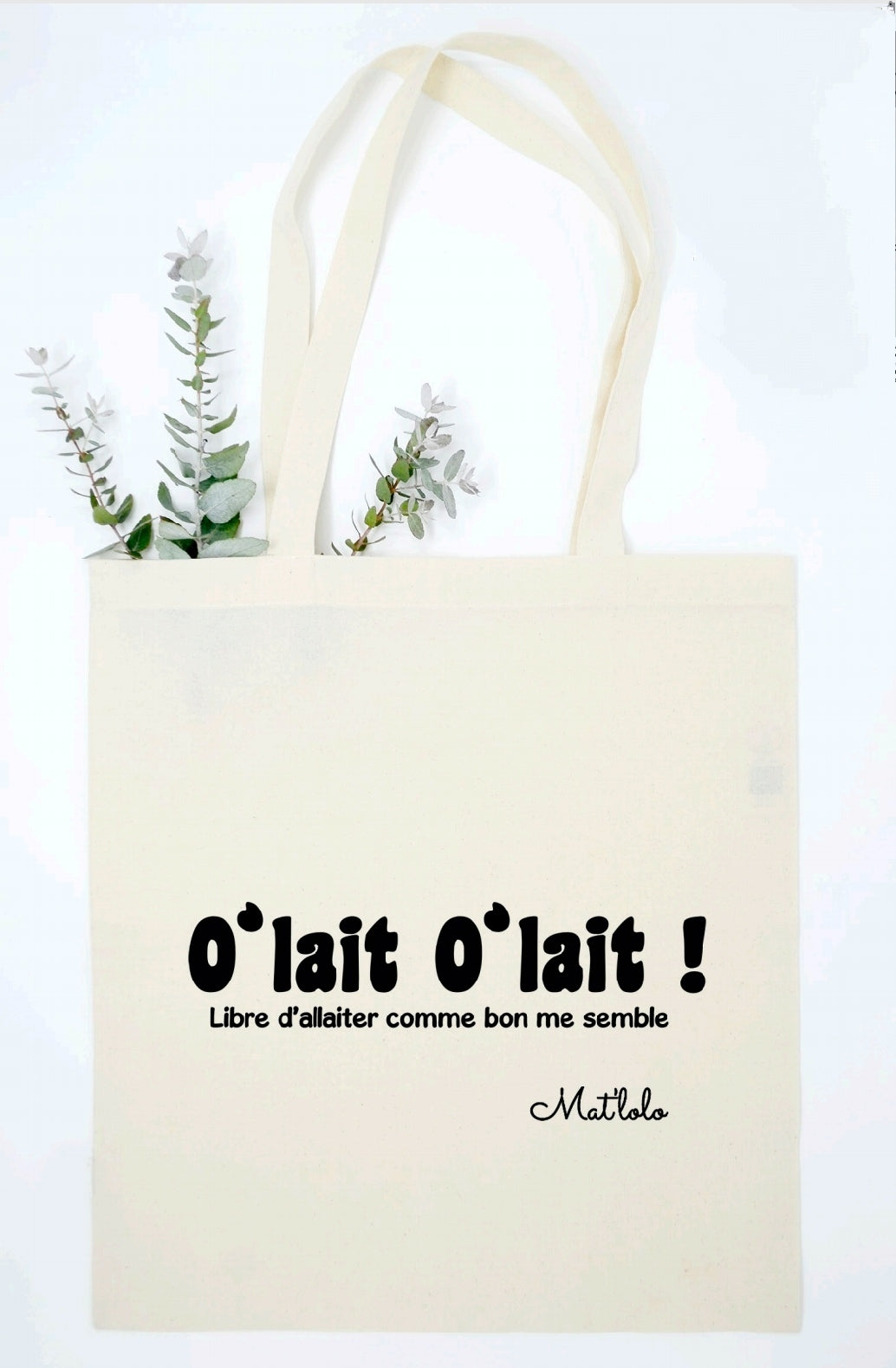 Tote bag écru sérigraphié O'lait O'lait, présenté sur fond blanc avec de l'eucalyptus