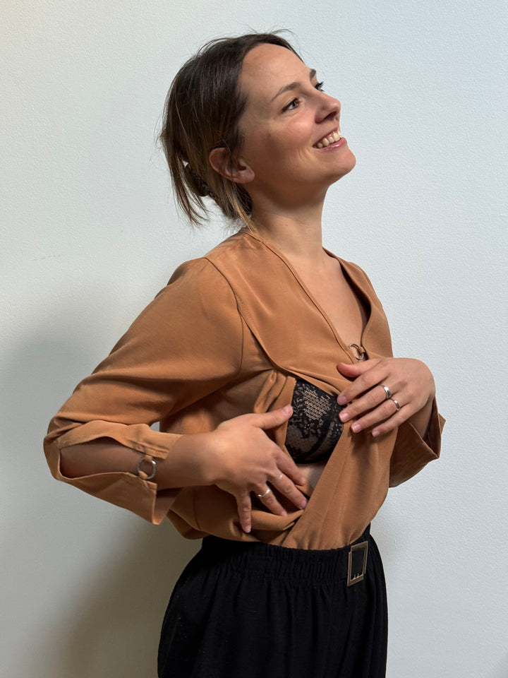 Ouverture latérale de la blouse Izia camel écartée à hauteur de poitrine, vue de profil