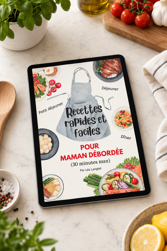 Couverture de l'ebook Recettes rapides et faciles pour maman débordée affichée sur une tablette, posée sur un plan de travail avec tomates, basilic et huile d'olive