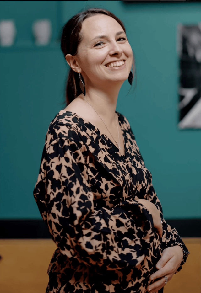 Léa Langlet, fondatrice de Mat'lolo, souriante en blouse fleurie