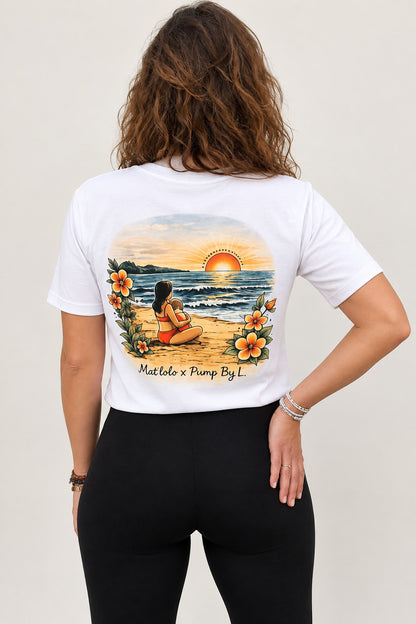 Dos du tee-shirt blanc Mat'lolo x Pump By L. avec l'illustration d'une maman et son bébé sur la plage au coucher du soleil